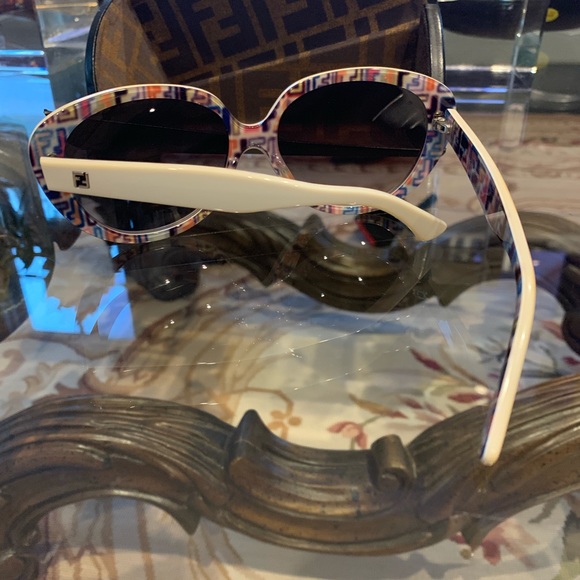 Fendi Sunglasses - Picture 4 of 6
